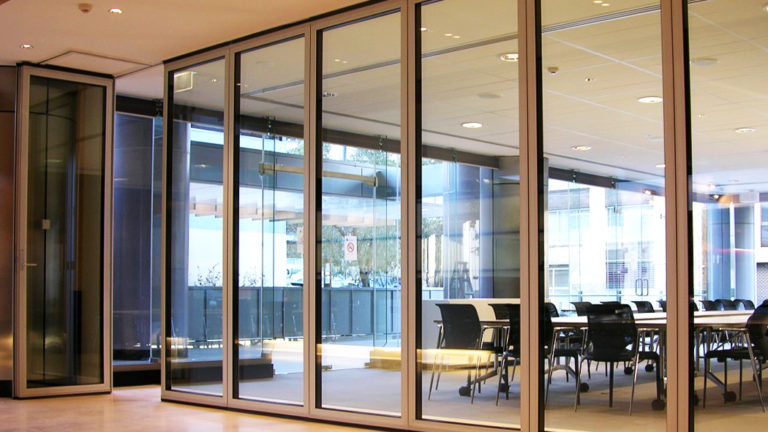 Монтаж витражей из алюминиевого профиля